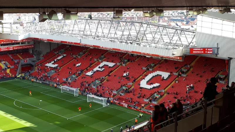 Tribune The Kop dan lapangan Stadion Anfield