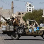 Foto arsip anggota kelompok Houthi di atas truk militer di Sanaa pada Oktober 2014