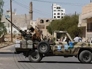 Foto arsip anggota kelompok Houthi di atas truk militer di Sanaa pada Oktober 2014