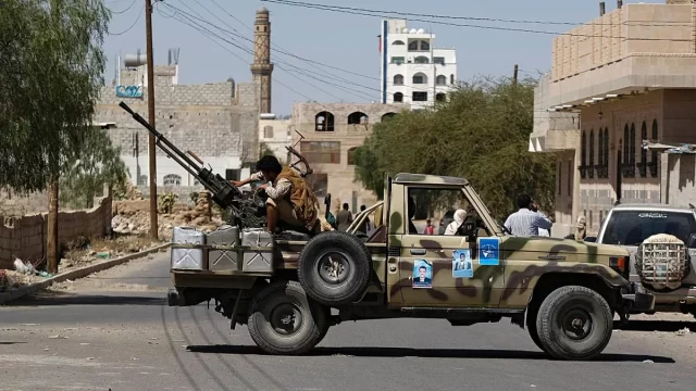 Foto arsip anggota kelompok Houthi di atas truk militer di Sanaa pada Oktober 2014