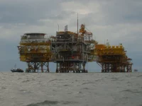 Anjungan produksi minyak lapangan Attaka di lepas pantai Kalimantan Timur