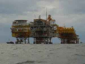 Anjungan produksi minyak lapangan Attaka di lepas pantai Kalimantan Timur