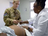Petugas medis militer Amerika Serikat melakukan pemeriksaan kehamilan (antenatal care) pada pasien di Sandy Point, St. Kitts