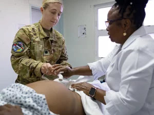 Petugas medis militer Amerika Serikat melakukan pemeriksaan kehamilan (antenatal care) pada pasien di Sandy Point, St. Kitts
