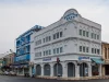 Bangunan apotek di sudut jalan Kota Phuket, Thailand