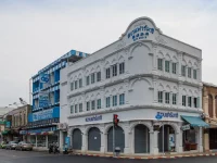 Bangunan apotek di sudut jalan Kota Phuket, Thailand