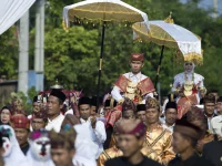 Pengantin berbusana adat Lampung Pesisir diarak di atas tandu di bawah payung kuning
