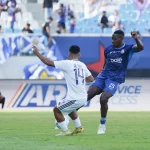 Duel pemain Arema FC dan Persik Kediri pada Derbi Jatim BRI Super League