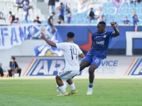 Duel pemain Arema FC dan Persik Kediri pada Derbi Jatim BRI Super League