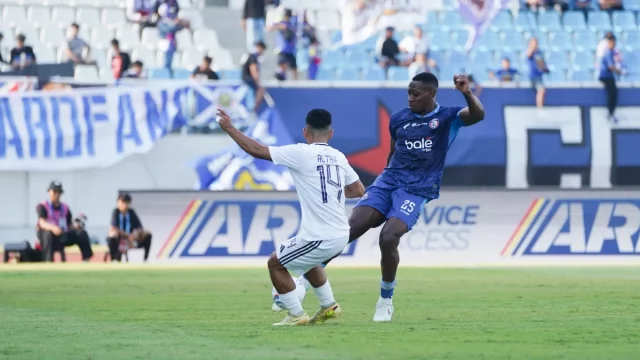 Duel pemain Arema FC dan Persik Kediri pada Derbi Jatim BRI Super League