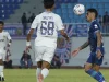 Duel pemain Persik Kediri dan Arema FC pada Derbi Jatim