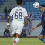 Duel pemain Persik Kediri dan Arema FC pada Derbi Jatim