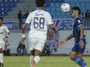 Duel pemain Persik Kediri dan Arema FC pada Derbi Jatim