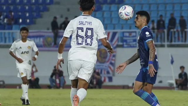 Duel pemain Persik Kediri dan Arema FC pada Derbi Jatim