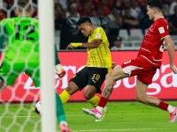 Arif Aiman melepas tembakan dalam laga Indonesia melawan Malaysia di GBK
