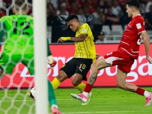 Arif Aiman melepas tembakan dalam laga Indonesia melawan Malaysia di GBK