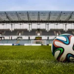 Bola di tengah lapangan stadion sepak bola