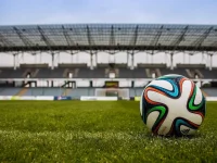 Bola di tengah lapangan stadion sepak bola