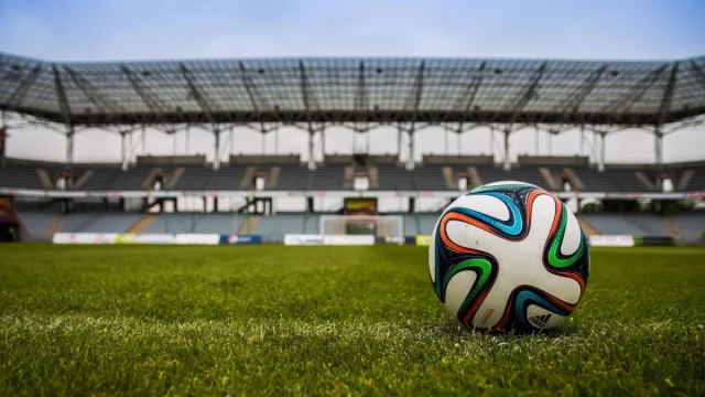 Bola di tengah lapangan stadion sepak bola