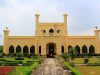 Bangunan Istana Siak Sri Indrapura di Kabupaten Siak, Riau, dengan deretan lengkung pada fasadnya.