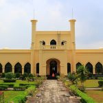Bangunan Istana Siak Sri Indrapura di Kabupaten Siak, Riau, dengan deretan lengkung pada fasadnya.