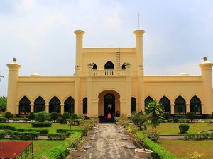 Bangunan Istana Siak Sri Indrapura di Kabupaten Siak, Riau, dengan deretan lengkung pada fasadnya.