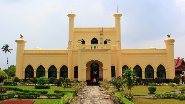 Bangunan Istana Siak Sri Indrapura di Kabupaten Siak, Riau, dengan deretan lengkung pada fasadnya.