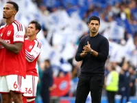 Mikel Arteta pelatih Arsenal memberi instruksi di pinggir lapangan