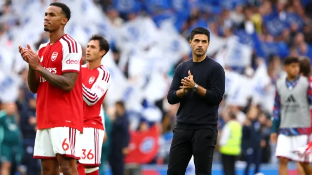 Mikel Arteta pelatih Arsenal memberi instruksi di pinggir lapangan