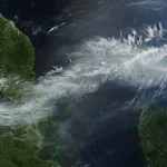 Citra satelit gumpalan asap kebakaran hutan di atas laut dan daratan