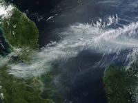 Citra satelit gumpalan asap kebakaran hutan di atas laut dan daratan