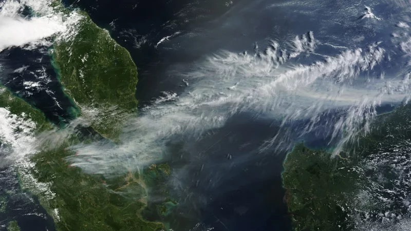 Citra satelit gumpalan asap kebakaran hutan di atas laut dan daratan