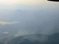 Kabut asap menyelimuti pegunungan Thailand utara dilihat dari udara