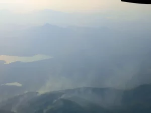 Kabut asap menyelimuti pegunungan Thailand utara dilihat dari udara