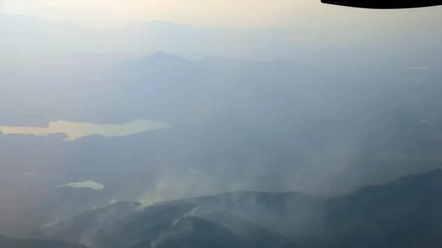 Kabut asap menyelimuti pegunungan Thailand utara dilihat dari udara