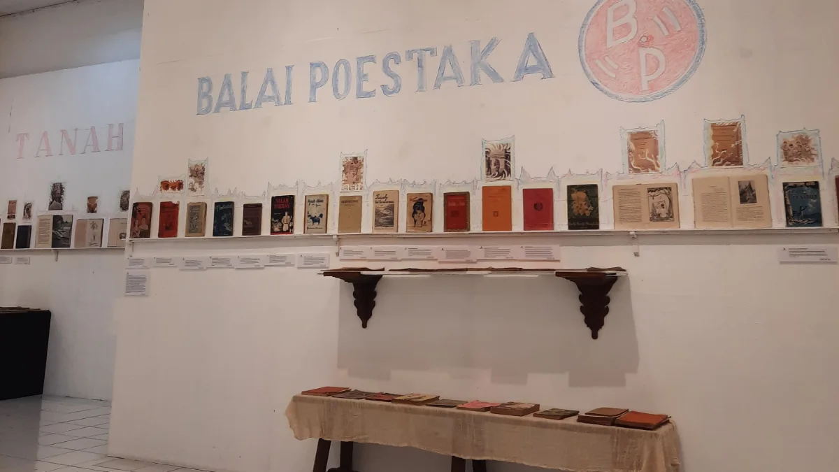 Dinding pameran bertuliskan Balai Poestaka dengan deretan sampul buku lama dipajang di bawahnya