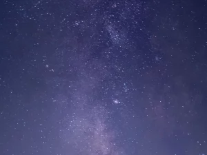 Langit malam bertabur bintang dengan pita Bima Sakti membentang
