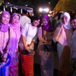 Sejumlah perempuan mengenakan kebaya berpadu kain pada satu acara
