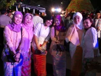 Sejumlah perempuan mengenakan kebaya berpadu kain pada satu acara