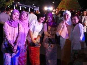 Sejumlah perempuan mengenakan kebaya berpadu kain pada satu acara