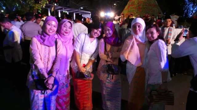 Sejumlah perempuan mengenakan kebaya berpadu kain pada satu acara