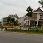 Gedung Balai Kota Padang beratap gonjong di tepi Jalan By Pass