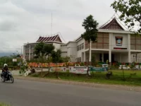 Gedung Balai Kota Padang beratap gonjong di tepi Jalan By Pass