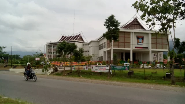 Gedung Balai Kota Padang beratap gonjong di tepi Jalan By Pass