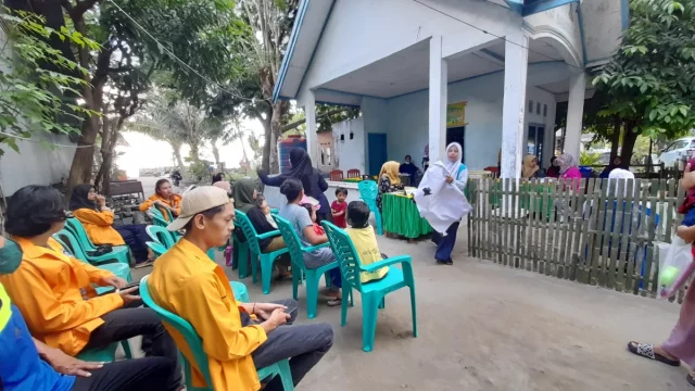 Anak balita ditimbang oleh kader di Posyandu Porendeang