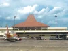 Gedung terminal Bandara Internasional Juanda dengan pesawat terparkir di apron