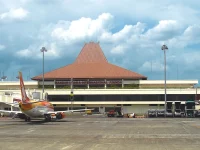 Gedung terminal Bandara Internasional Juanda dengan pesawat terparkir di apron