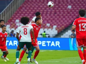 Pemain Singapura dan Bangladesh berebut bola udara di FIFA ASEAN Cup