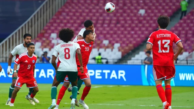 Pemain Singapura dan Bangladesh berebut bola udara di FIFA ASEAN Cup