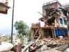 Rumah bertingkat runtuh dan puing kayu-bata di Chautara, Nepal, sesudah gempa 2015